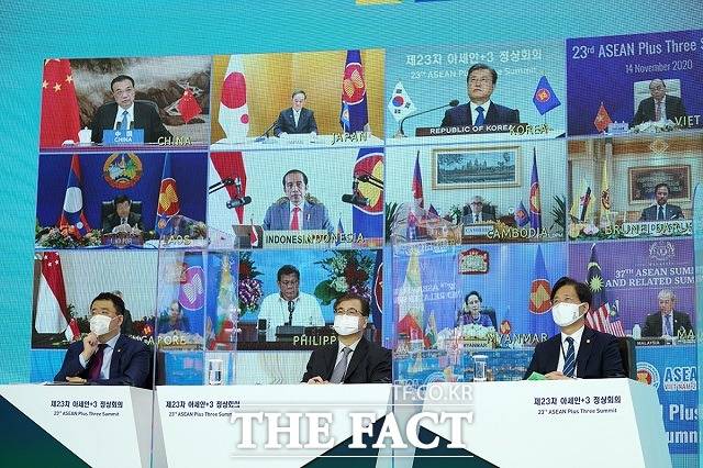 화면 위 왼쪽부터 리커창 중국 총리, 스가 요시히데 일본 총리. 문재인 대통령(화면 위 왼쪽부터)이 14일 오후 아세안+3 화상 정상회의에 참석해 있다. /청와대 제공