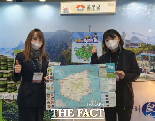 울릉군은 지난 9일부터 12일까지 강남 세텍(SETEC)에서 개최하는 ‘2020 서울 국제관광박람회’에 참가해 주요 관광프로그램, 언택트(비대면) 관광지 및 향토 특산품 등을 관내 특산품 판매업체와 같이 홍보했다. /울릉군 제공