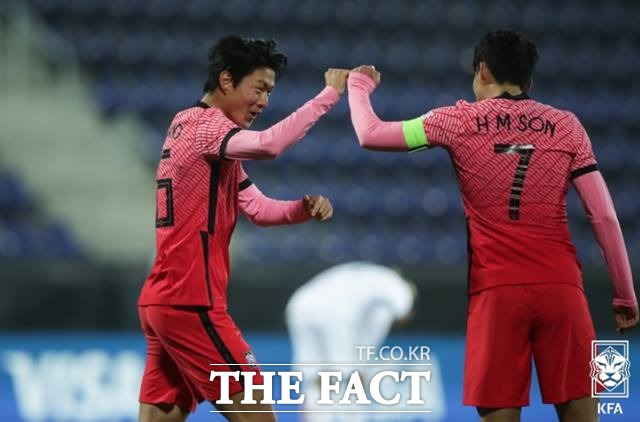 벤투호의 최강 공격 조합 손흥민(오른쪽)과 황의조가 15일 멕시코전 전반 선제골을 터뜨린 후 주먹을 맞대며 기뻐하고 있다./KFA제공