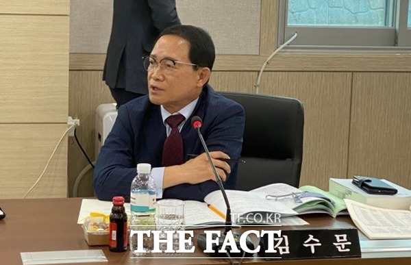 경북도의회 기획경제위 김수문 도의원(의성)은 지난12일 열린 도의회 행정사무감사에서 미래전략기획단 김모 단장에게 업무 월권행위와 사사건건 직원들과 마찰을 빚어 온 아캐방(아이디어 캐스팅 방)에 대해서도 직원들의 건전한 비판에대해 겸허한 수용자세가 필요하다고 조언하고 있다./안동=오주섭기자
