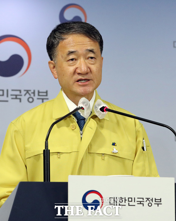 박능후 보건복지부 장관(코로나19 중앙재난안전대책본부 1차장)은 15일 오후 정부세종청사에서 대국민 호소문을 통해 다시 한번 간곡하게 말씀드린다. 우리가 잠깐 방심하는 순간, 언제 어디서나 감염이 발생할 수 있다며 국민들에게 협조를 당부했다. /임세준 기자