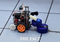 [TF포토] 신중하게 공 옮기는 로봇