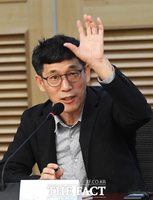  진중권 '민주당, 나경원처럼 안 살고 더 심하게 살아'