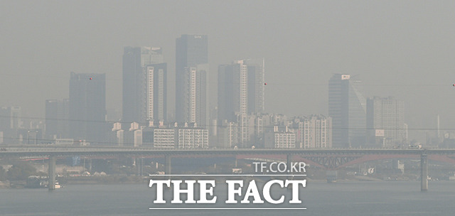 중국발 미세먼지가 기승을 부리고 있는 16일 오후 서울 마포구 가양대교에서 바라본 서울도심이 미세먼지로 인해 답답한 모습을 보이고 있다. /이동률 기자