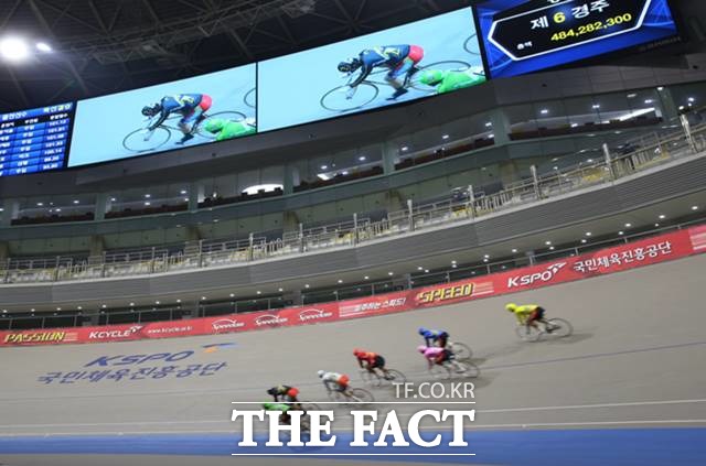 45회차 3일(11월 5일) 광명 스피돔에서 열린 특선급 결승은 그랑프리 대상 결승전을 방불케하는 접전을 펼친 끝에 황인혁(4번, 검은색)이 1등으로 골인을 했다./기금조성총괄본부 제공