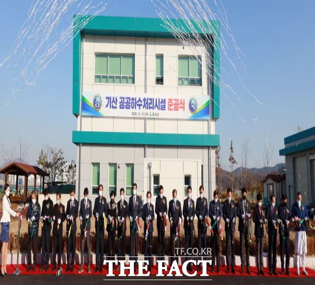 칠곡군은 16일 기산면 주민들의 숙원사업인 기산 공공하수처리시설을 준공했다고 밝혔다.준공식 참석자들이 테이프 커팅을 하고 있다/ 칠곡군 제공