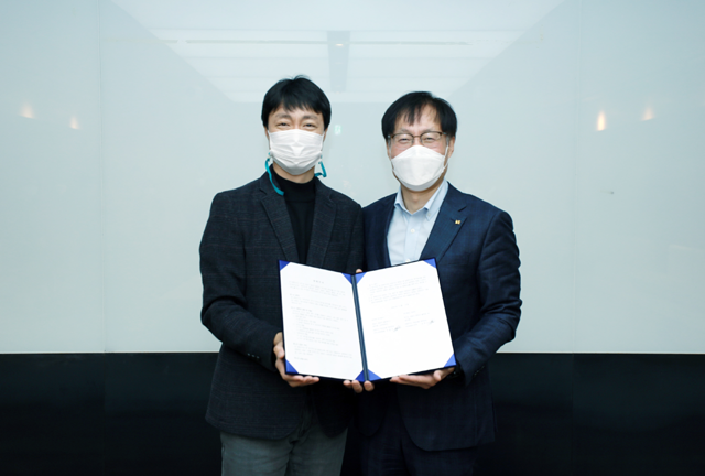 유봉석 네이버 서비스운영총괄(왼쪽)과 김준근 KT 전무가 지난 12일 네이버 그린팩토리에서 공기질 데이터 활용을 골자로 한 업무협약을 체결한 뒤 기념촬영을 하고 있다. /네이버·KT 제공
