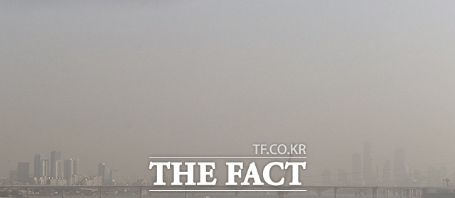 중국발 미세먼지가 기승을 부리고 있는 16일 오후 서울 마포구 가양대교에서 바라본 서울도심이 미세먼지로 인해 답답한 모습을 보이고 있다. /이동률 기자