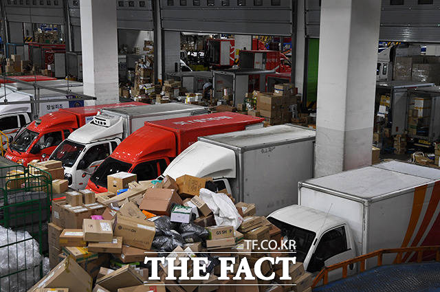 전경련은 16일 택배업 발전을 위해 외국인 고용 유연화와 물류 시설 확충 등이 필요하다고 주장했다. /이선화 기자