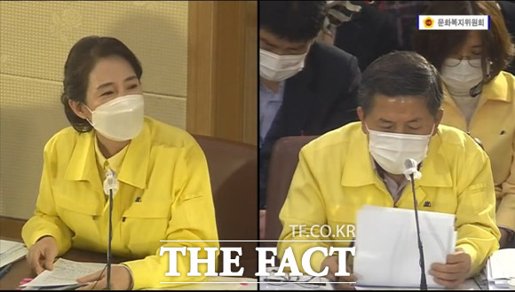 대구시의회 행정사무감사에서 배지숙의원이 대구시가 코로나19 사태로 공공의료 공백이 드러남에도 5년째 제2대구의료원 건립 검토만 하고 있다고 지적했다. 배지숙의원(왼쪽)이 행정감사에서 김재동 시민건강국장에게 질의하고 있다 / 대구시의회 인터넷방송 갈무리