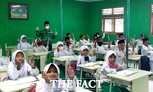 인도네시아 찔레곤시 어린이들이 안강할배 샤프를 받고 기뻐하고 있다./포스코 제공
