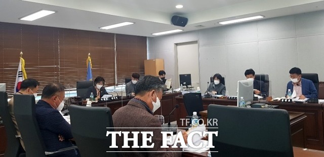 포항시의회 자치행정위원회는 16일 간담회를 열고 포항도시공사 설립에 대한 논의를 벌이고 있다./포항=김달년기자