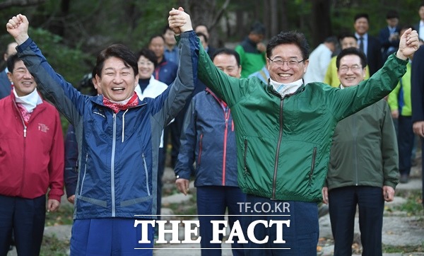 권영진 대구시장과 이철우 경북도지사는 17일 공동성명서를 내 김해신공항 건설사업을 반드시 추진해야 한다고 강조했다. /더팩트DB
