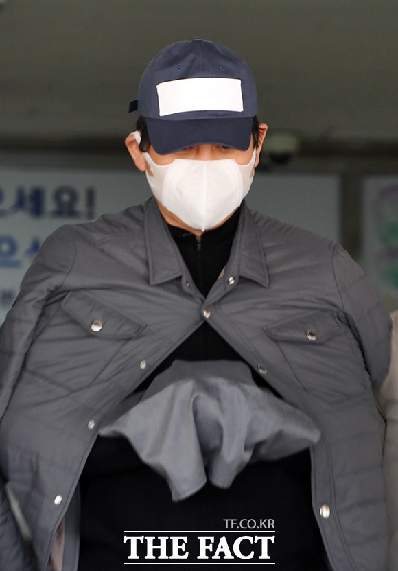 17일 법조계에 따르면 술접대 의혹을 수사하는 서울남부지검 검사 향응·수수 사건 수사전담팀(팀장 김락현 형사6부장)은 이날 오후 2시부터 김봉현 전 회장과 이종필 전 라임자산운용 부사장과 김모 전 청와대 행정관을 불러 대질조사를 진행했다. /임영무 기자