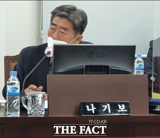 나기보 경북도의원이 16일 열린 경북도 복지건강국 행정사무감사에서 질의하고 있다/안동=김서업 기자