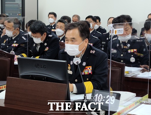 17일 경북도의회 소방건설위원회(위원장 박정현.고령)는 경북소방본부에대한 감사에서 경북소방본부 남화영본부장이 질의에 답하고 있다./안동=오주섭기자