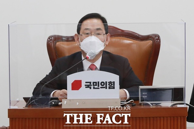 주호영 국민의힘 원내대표가 17일 오전 국회에서 열린 화상의원총회에서 발언하고 있다. 이날 의원총회는 정부의 수도권 사회적 거리두기 1.5단계 격상 결정으로 대면에서 화상으로 변경해 진행했다. /국회사진취재단