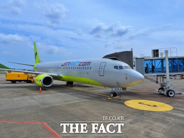 대한항공이 아시아나항공을 인수하기로 결정하면서 진에어가 에어서울, 에어부산과 단계적 통합을 거쳐 국내 1위 LCC로 도약할 예정이다./더팩트 DB