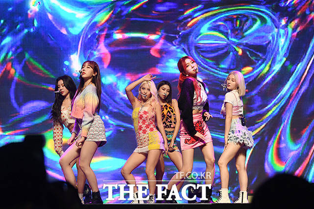 17일 오후 6시 3번째 싱글 앨범 Ready Or Not 발매[더팩트ㅣ남용희 기자] 그룹 모모랜드가 17일 오후 서울 광진구 광장동 예스24 라이브홀에서 열린 싱글 3집 레디올낫(Ready Or Not) 쇼케이스에 참석해 공연을 펼치고 있다.