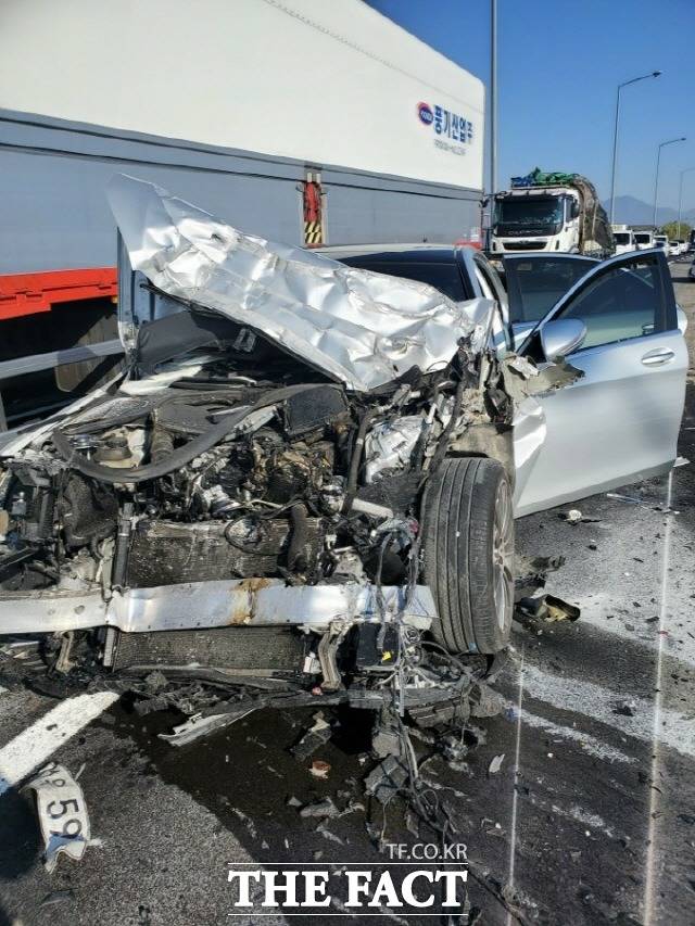 지난 12일 오전 9시경 광주시에서 발주한 ‘빛고을대로 절삭 후 덧씌우기 포장공사’ 중 벤츠차량이 현장에서 신호유도 차량을 발견하고도 정차 중인 사실을 인지하지 못해 들이받았다./ 벤츠 차주 제공