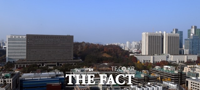 조국 전 법무부 장관의 아들에게 허위 인턴 확인서를 발급해 대학원 입시 업무를 방해한 혐의를 받는 최강욱 열린민주당 대표의 결심 공판이 다음 달 23일로 잡혔다. 사진은 서울중앙지방검찰청(왼쪽)과 서울중앙지방법원. /이새롬 기자