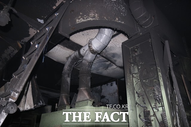 17일 오전 9시 37분께 전북 익산시 낭산면 물티슈 생산 공장에서 불이 나 생산 설비가 검게 그을렸다. /익산소방서 제공