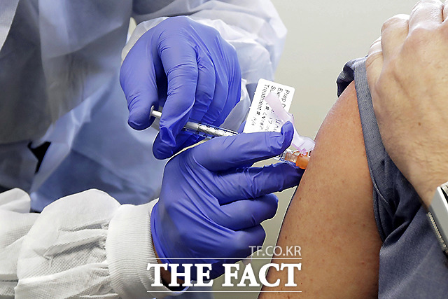 미국 제약사 모더나가 개발 중인 신종 코로나바이러스 감염증(코로나19) 백신의 예방률이 94.5%라는 중간결과를 발표했다. 사진은 지난 3월 16일 미국 시애틀의 카이저 퍼머넌트 워싱턴 건강 연구소에서 모더나 COVID-19 백신 1단계 안전 연구 임상 실험에 참가한 한 참가자가 주사를 맞는 모습. /시애틀=AP.뉴시스