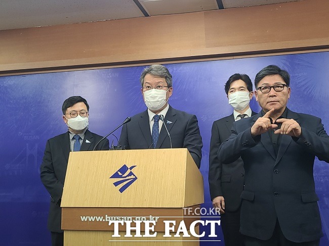 17일 오후 변성완 부산시장 권한대행이 김해신공항 검증 발표에 대한 입장을 발표하고 있다. /부산=김신은 기자