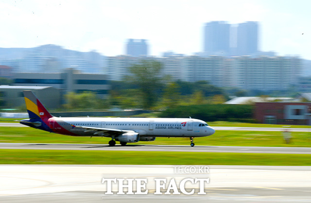 코로나19 여파에도 아시아나항공이 2개 분기 연속 흑자를 기록했다. /이선화 기자