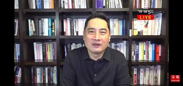 박수현 전 청와대 대변인에 대한 허위 사실을 유포한 혐의로 기소된 강용석(사진) 변호사는 첫 재판에서 박 전 대변인의 여성 문제는 사실이기 때문에 허위 사실 유포로 볼 수 없다며 공소사실을 부인했다. /유튜브 가로세로연구소