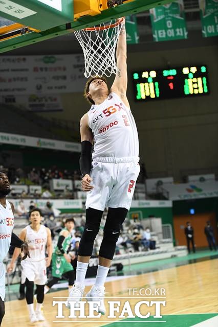 스포츠토토코리아는 18일 오후 7시 잠실체육관에서 펼쳐지는 서울삼성(홈)-서울SK(원정)전을 대상으로 농구토토 매치 64회차를 발매한다./KBL 제공