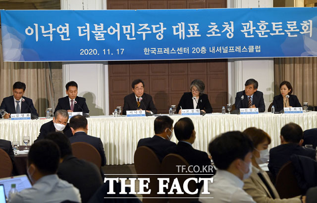 이낙연 더불어민주당 대표가 17일 최근 검찰-법무부 갈등 관련해 윤 총장 본인이 거취를 택해야 한다는 입장을 밝혔다. 이날 오전 서울 프레스센터에서 열린 관훈토론회에 참석해 발언하는 이 대표.(왼쪽에서 세 번째) /국회사진취재단