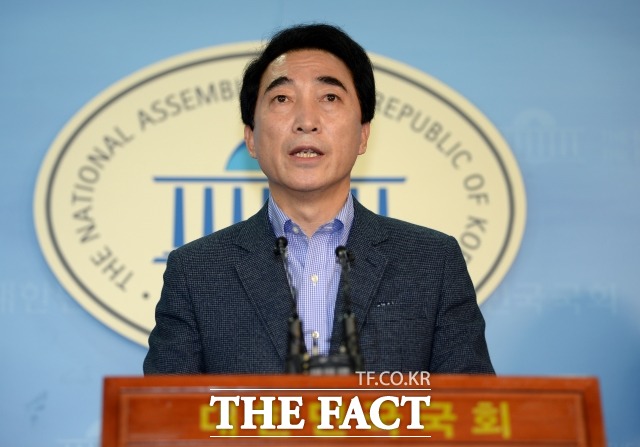 강 변호사 등 유튜브 채널 가로세로연구소 운영진은 박수현(사진) 전 청와대 대변인은 여성 문제로 청와대 대변인을 그만뒀다는 허위 사실을 유포한 혐의로 박 전 대변인에게 고발당했다. /이효균 기자