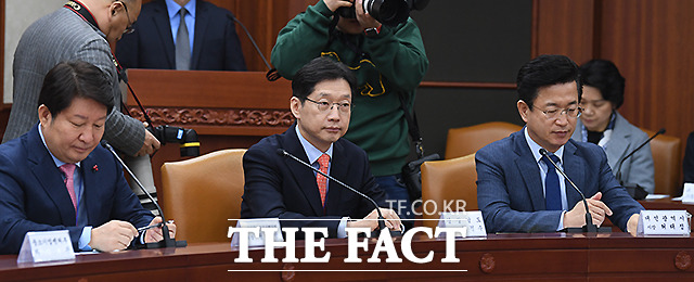 김경수 경남지사는 17일 국무총리실 산하 김해 신공항 검증위원회가 김해 신공항 추진을 사실상 백지화한 데 대해 가덕도 신공항과 진해신항을 중심으로 동북아 물류 허브 구축에 박차를 가하겠다고 밝혔다. 사진은 왼쪽부터 권영대구시장과 김경수 경남도지사, 허태정 대전시장. /이새롬 기자