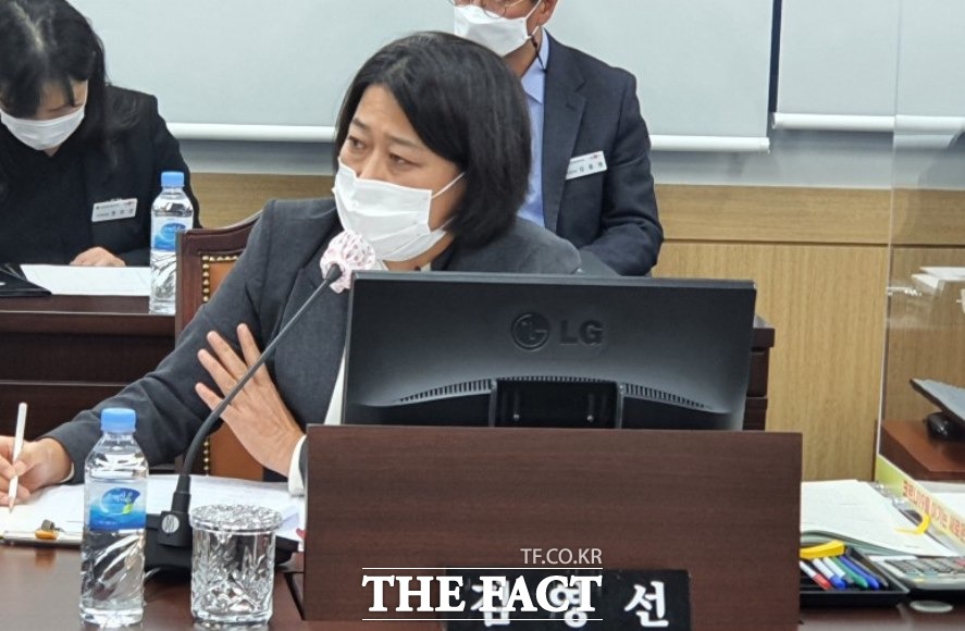 김영선 경북도의원이 16일 열린 경북도 행정사무감사에서 질의하고 있다/안동=김서업 기자