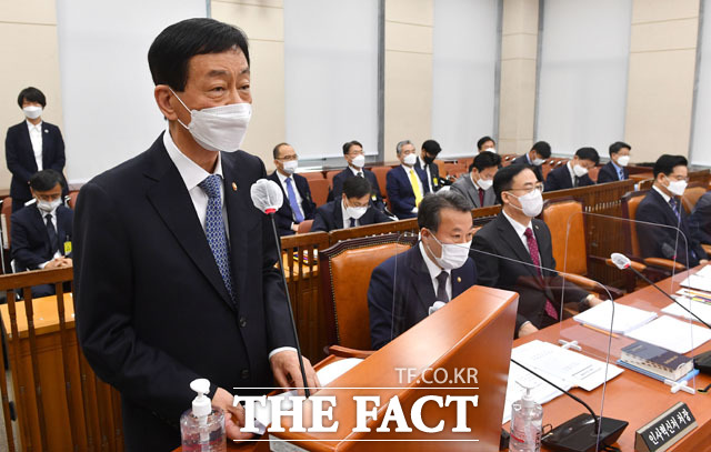 진영 행정안전부 장관(왼쪽)이 17일 오전 서울 여의도 국회에서 열린 행정안전위원회 전체회의에서 법률안 제안설명을 하고 있다. /국회=남윤호 기자