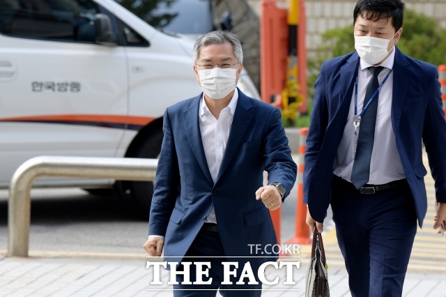 조국 전 법무부 장관의 아들에게 허위 인턴 확인서를 발급해 대학원 입시 업무를 방해한 혐의를 받는 최강욱 열린민주당 대표의 결심 공판이 다음 달 23일로 잡혔다. /이선화 기자