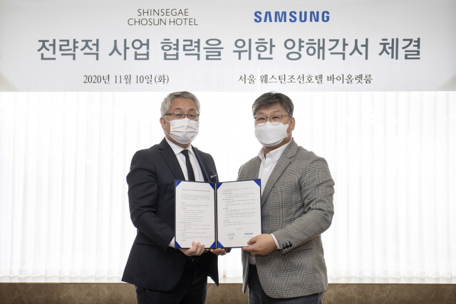 지난 10일 오전 신세계조선호텔은 서울 웨스틴조선호텔 2층 연회장에서 삼성전자와 함께 신규호텔 내 스마트 객실 구축을 위한 업무협약식을 진행했다. 업무 협약식에는 브라이언 백 신세계조선호텔 신사업본부 본부장(왼쪽), 임영수 삼성전자 한국총괄 B2B 영업팀 상무가 참석했다. /신세계조선호텔 제공