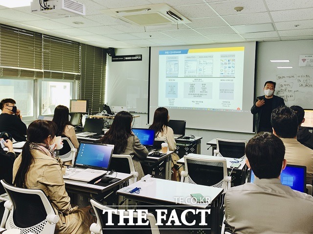 롯데인재개발원은 그룹 임직원을 대상으로 하는 DT인재 육성방안을 마련했다고 17일 밝혔다. /롯데그룹 제공