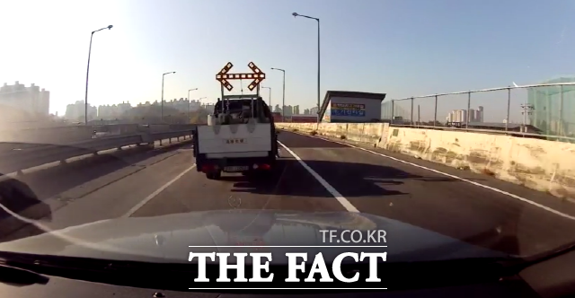 지난 12일 시속 80km이상 고속으로 질주하는 광주시 빛고을대로에서 차선도색 공사차량을 추돌한 벤츠 차량이 공사 중인 사실을 알지 못했다는 주장이