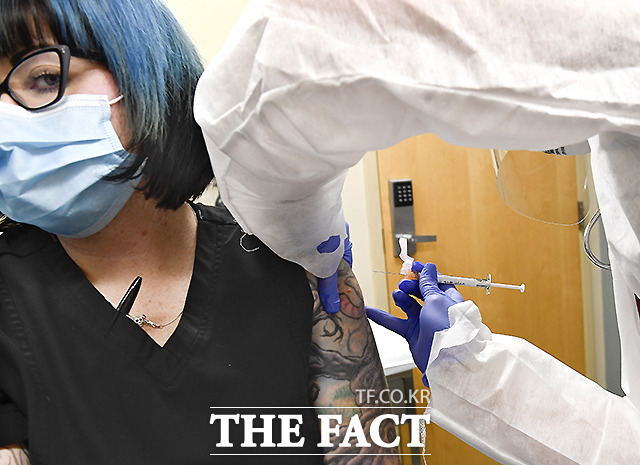 뉴욕 주 빙햄튼에서 한 참가자가 백신 주사를 맞고 있다.