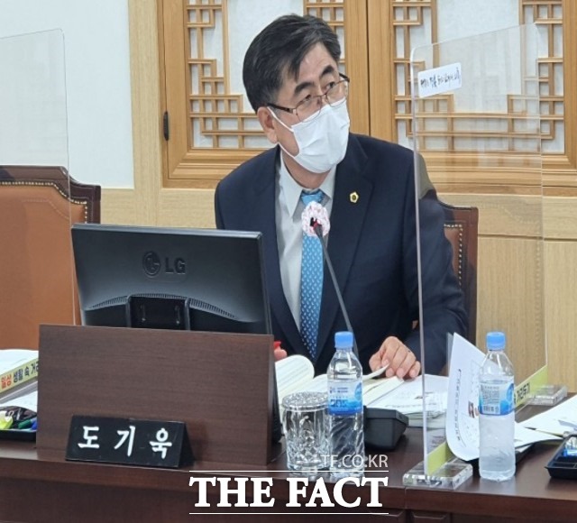 도기욱 경북도의원이 16일 경북도 복지건강국 행정사무감사에서 질의하고 있다/안동=김서업 기자