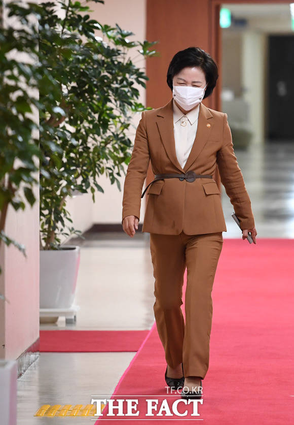 추미애 법무부장관이 17일 오전 서울정부청사에서 국무회의에 참석하고 있다. 법조언론인클럽이 실시한 설문조사 결과 법조 출입기자 94%는 추 장관의 최근 수사지휘권 발동에 부정적인 시각을 갖고 있는 것으로 나타났다./임세준 기자