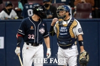 [TF포토] 옛 동료 김재환과 웃으며 대화하는 양의지