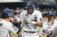 [TF포토] 알테어, '홈런 치고 싱글벙글'