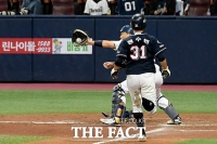 [TF포토] NC 양의지, '한 점도 허용할 수 없다'