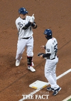 [TF포토] 양의지, '친정 상대로 안타치고 세리머니!'