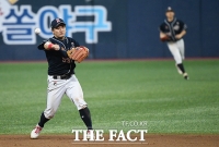 [TF포토] 최주환, '더이상 실책은 없다!'