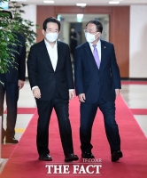 [TF포토] 국무회의 참석하는 정세균-홍남기