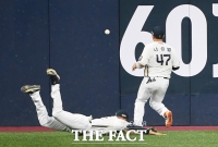 [TF포토] 몸 날렸지만 타구 놓치는 알테어